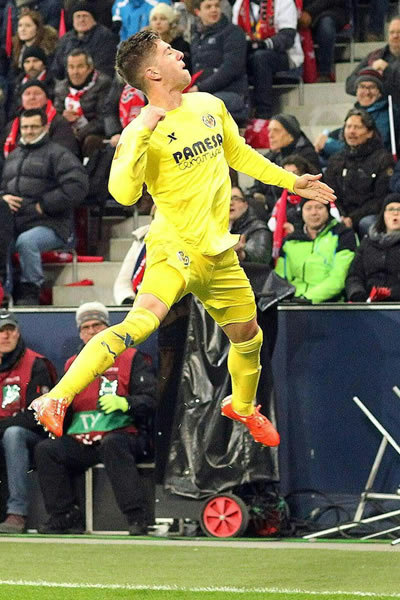Luciano Vietto, del Villarreal, celebra un gol que marcó durante el partido de vuelta de dieciseisavos de final de la Liga Europa que enfrenta a su equipo contra el Salzburgo. Foto: EFE