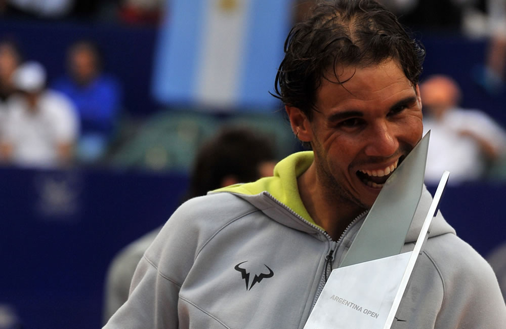 El español Rafael Nadal posa con el trofeo de campeón del ATP de Buenos Aires. Foto: EFE