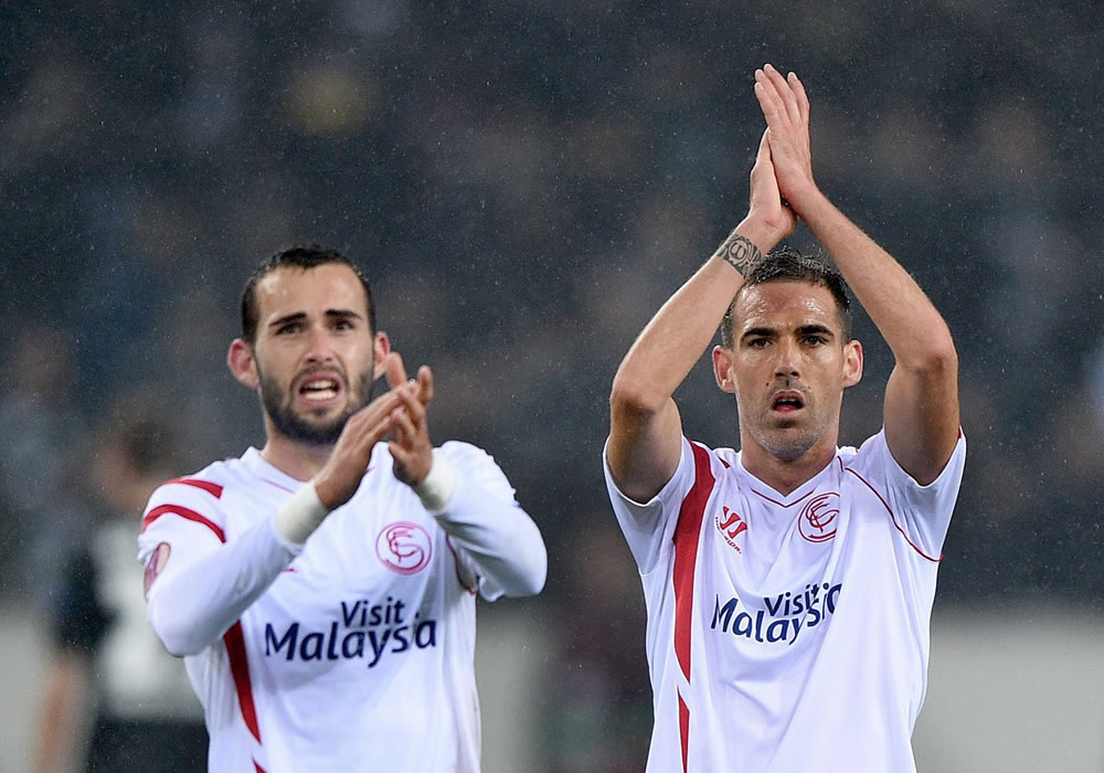 Los jugadores del Sevilla Aleix Vidal (i) y Fernando Navarro (d) celebran la victoria ante el Borussia Mönchengladbach. Foto: EFE