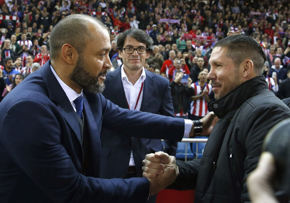 El entrenador del Atlético de Madrid, el argentino Diego Simeone (d), saluda el del Valencia, el portugués Nuno Espírito Santo. Foto: EFE