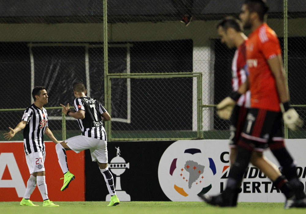 El colombiano de Libertad de Paraguay Santiago Tréllez (2-i) celebra un gol con Rodrigo López (i) contra Estudiantes de La Plata. Foto: EFE