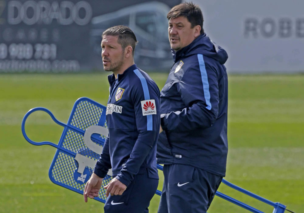 El técnico del Atlético de Madrid, Diego Pablo Simeone (i) y su segundo, Germán Burgos (d), durante el entrenamiento que la plantilla rojiblanca. Foto: EFE