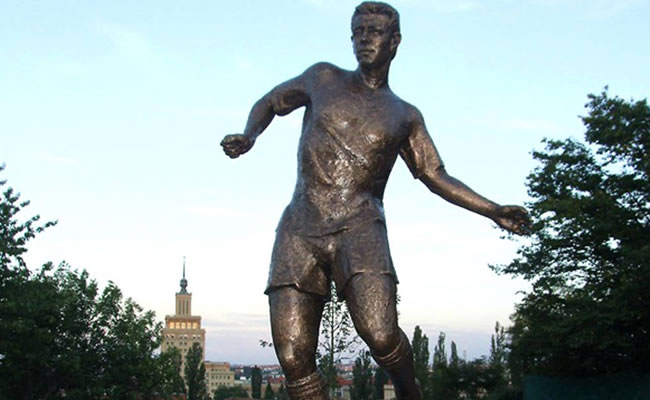 Roban el balón de la estatua de Josef Masopust en Praga. Foto: EFE