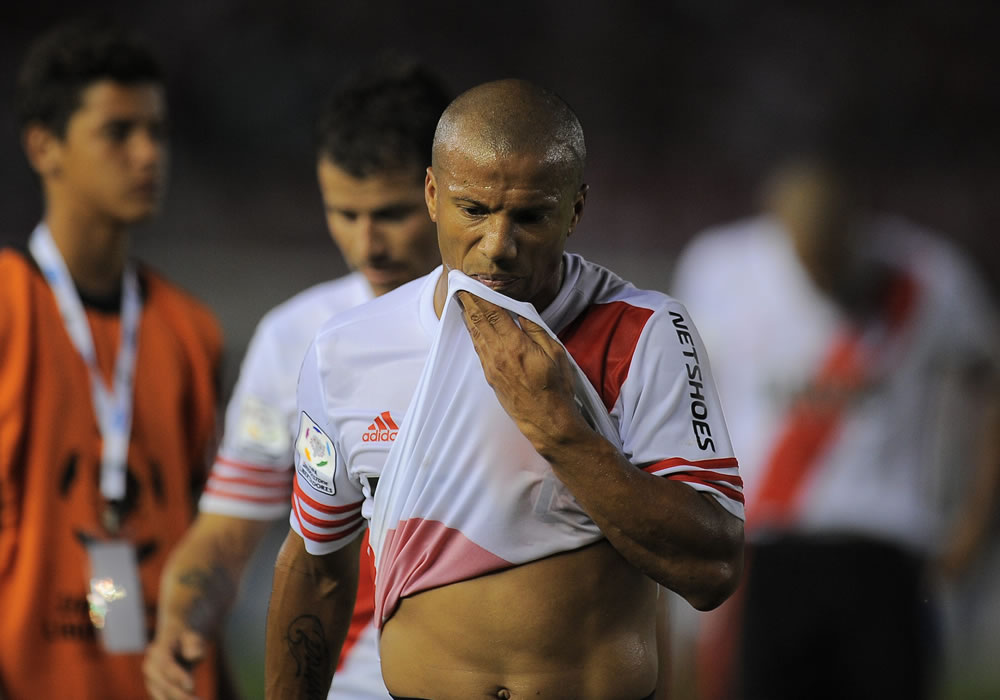 El jugador Carlos Sánchez de River Plate se lamenta en el juego contra el Juan Aurich de Perú. Foto: EFE
