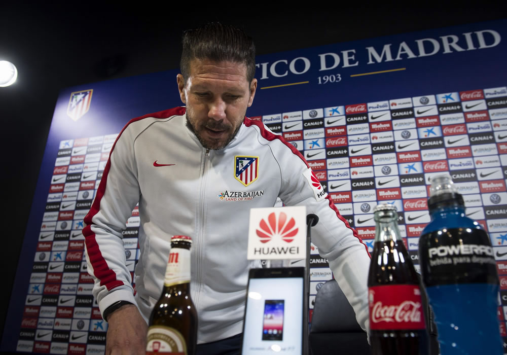 El técnico del Atlético de Madrid, Diego Pablo Simeone, durante la rueda de prensa que ofreció tras el entrenamiento que la plantilla rojiblanca. Foto: EFE