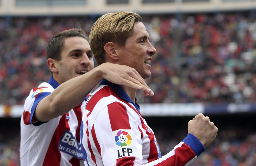 El delantero del Atlético de Madrid Fernando Torres (d) celebra con su compañero Koke Resurrección. Foto: EFE