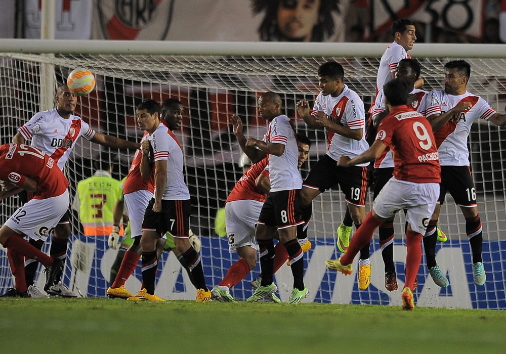 River Plate recibe en el Monumental de Buenos Aires al Sevilla por la Supercopa Euroamericana. Foto: EFE