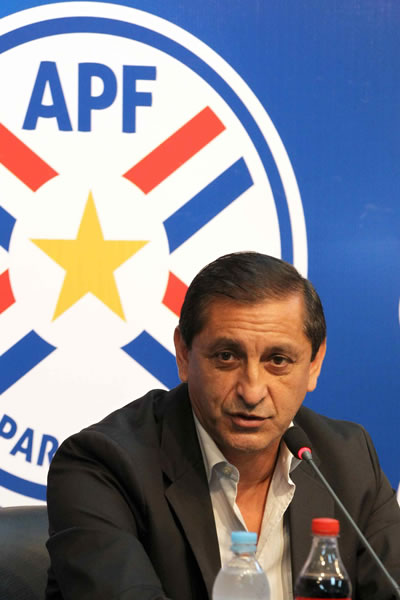 El director técnico argentino de la selección paraguaya de fútbol, Ramón Díaz, durante una conferencia de prensa. Foto: EFE