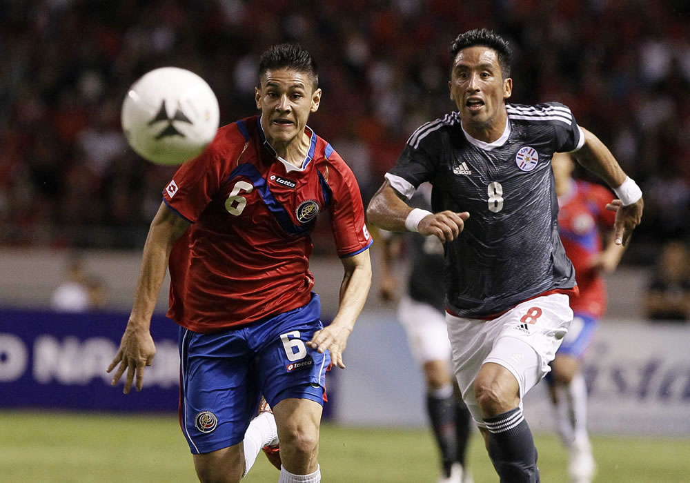 Oscar Duarte (i) de Costa Rica y a Lucas Barrios (d) de Paraguay durante un partido amistoso en el Estadio Nacional de San José (Costa Rica). Foto: EFE
