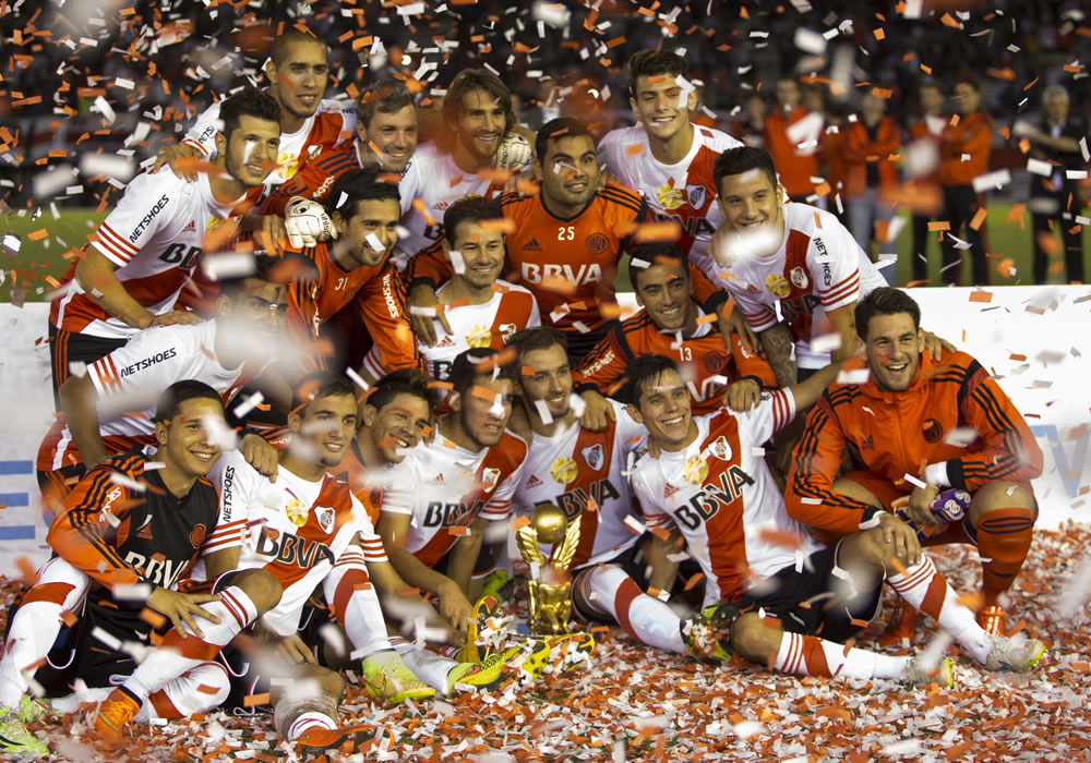 Jugadores de River Plate de Argentina celebran tras vencer al Sevilla FC., durante el partido por la Supercopa Euroamericana. Foto: EFE
