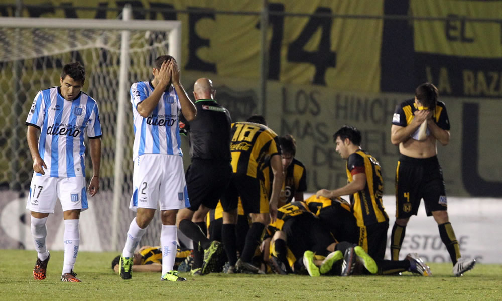 Jugadores de Guaraní celebran después de anotar un gol ante Racing Club. Foto: EFE