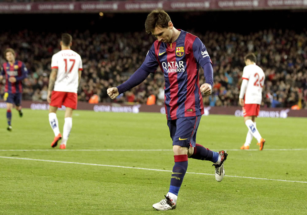 El delantero argentino del FC Barcelona Lionel Messi (c) celebra el gol marcado al Almería. Foto: EFE