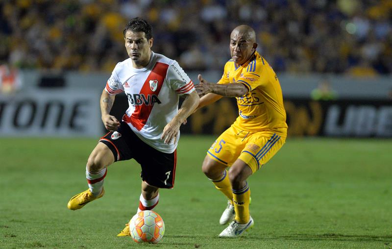 El jugador del Tigres de México Egidio Arévalo (d) disputa el balón con Rodrigo Mora (i) del River. Foto: EFE