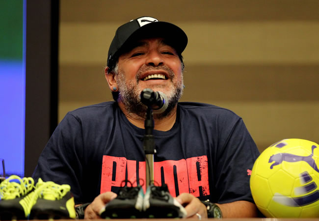 El exfutbolista argentino Diego Armando Maradona participa en una rueda de prensa en Bogotá. Foto: EFE