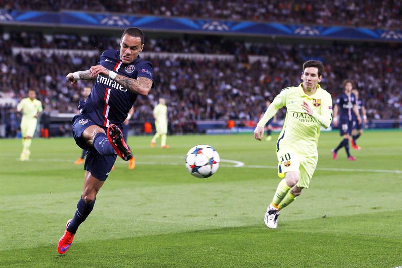 El jugador del París Saint-Germain Gregory van der Wiel (izda) pelea por el control del balón con el delantero argentino del FC Barcelona Lionel Messi. Foto: EFE