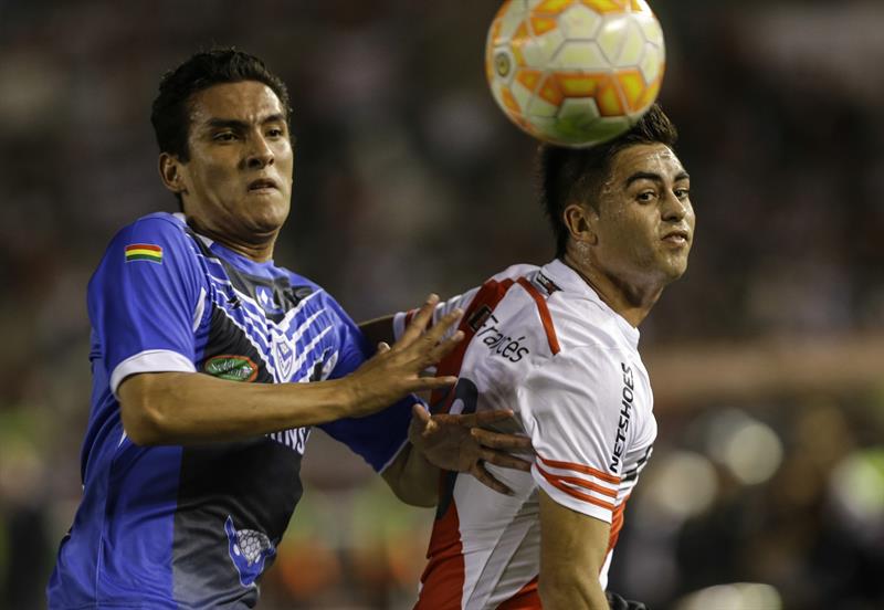 El jugador del San José Gabriel Valverde (i) disputa el balón con Gonzalo Martínez, de River. Foto: EFE