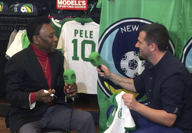 El exfutbolista brasileño Edson Arantes do Nascimento "Pelé" (i), durante la entrevista realizada por el programa "Al primer toque" en Nueva York. Foto: EFE