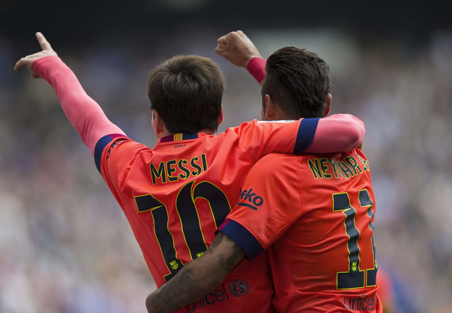 El delantero argentino del FC Barcelona Lionel Andrés Messi (i) celebra con su compañero, Neymar da Silva, el gol marcado ante el Espanyol. Foto: EFE