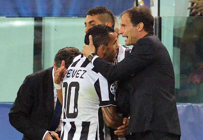 El director técnico del Juventus Massimiliano Allegri (d) felicita al jugador Carlos Tevez (c), quien fue sustituido. Foto: EFE