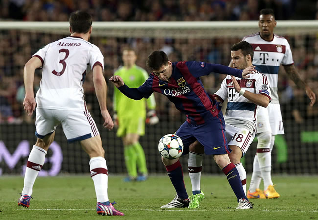 El delantero argentino del FC Barcelona Leo Messi (c) controla el balón entre Juan Bernat (d) y Xabi Alonso (i), del Bayern. Foto: EFE