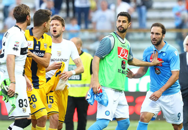 Gonzalo Higuaín ha sido castigado con una multa de 10.000 euros por insultar a un rival, en el duelo Parma-Nápoles. Foto: EFE
