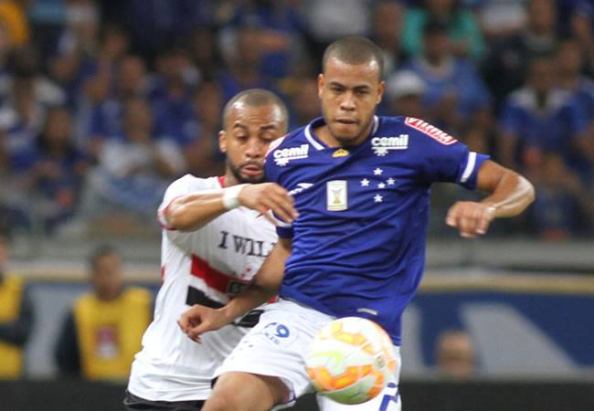 El jugador del Sao Paulo Wesley (i) disputa el balón con Mayke (d) del Cruzeiro. Foto: EFE