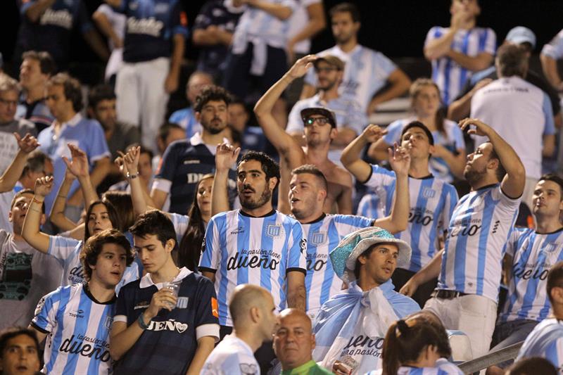 Un grupo de hinchas de Racing Club de Argentina alientan a sus jugadores antes de enfrentar a Guaraní de Paraguay. Foto: EFE