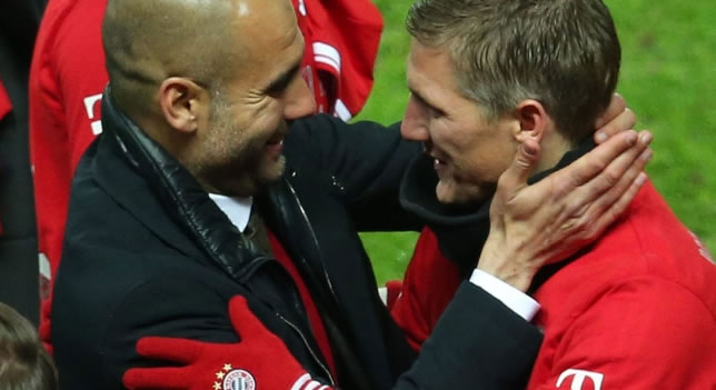 Josep Guardiola celebra la consecución de la Bundesliga con Bastian Schweinsteiger. Foto: EFE