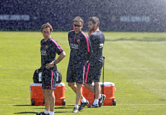 El entrenador del FC Barcelona, Luis Enrique Martínez (c), junto a dos miembros del equipo técnico, observa a sus jugadores. Foto: EFE