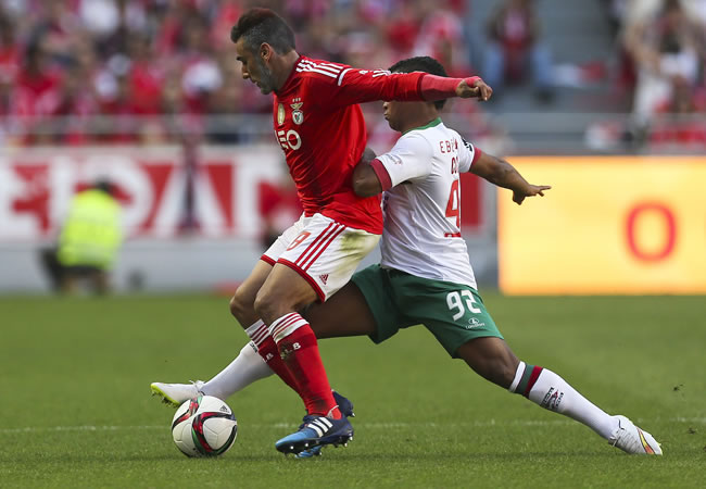 Eduardo Salvio (L) of SL Benfica vies for the ball with Eber Bessa of CS Maritimo during the Portuguese First League match held at Luz Stadium in Lisbon. Foto: EFE