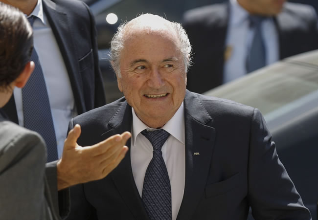 El presidente de la FIFA, Sepp Blatter, sonríe a su llegada a una reunión. Foto: EFE