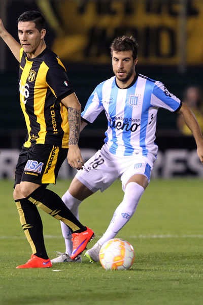 El jugador de Guarani de Paraguay Jorge Mendoza (i) disputa el balón con Francisco Cerro (d) de Racing Club. Foto: EFE