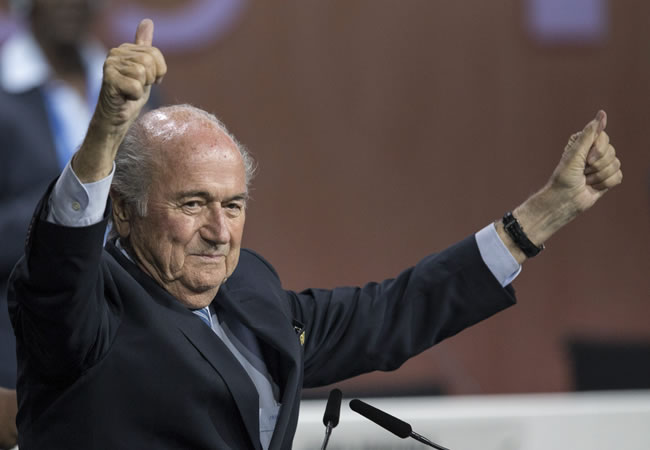 El presidente de la Federación Internacional de Fútbol (FIFA), Joseph Blatter, pronuncia un discurso tras su reelección durante el 65º Congreso de la institución, en Zúrich. Foto: EFE