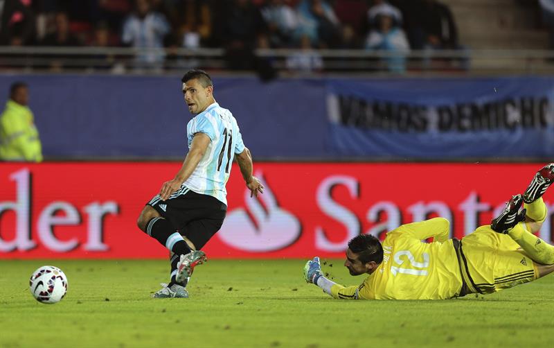Argentina, con goles de Agüero y Messi, empató 2-2 con Paraguay, que marcó con Valdez y Barrios. Foto: EFE