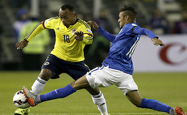 Neymar y Zúñiga luchando por el balón. Foto: EFE