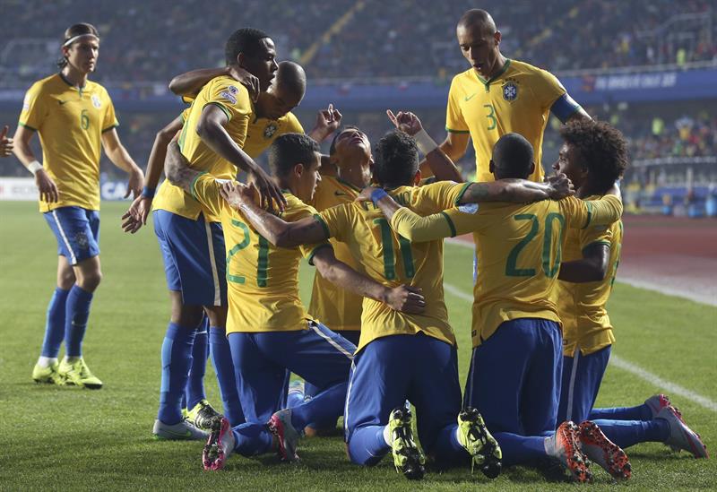 Robinho abrió el marcador para Brasil. Foto: EFE