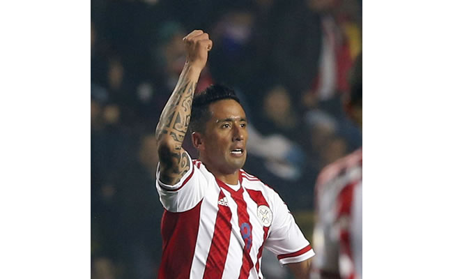 Lucas Barrios celebrando el gol de Paraguay. Foto: EFE