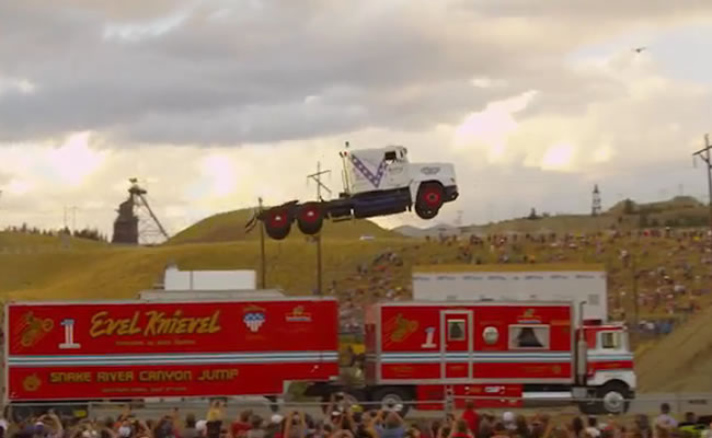 Camión salta 50 metros y rompe récord. Foto: Youtube