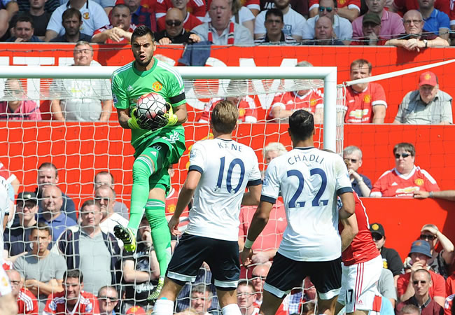Manchester United's Sergio Romero (L) in action with Tottenham Hotspur's. Foto: EFE