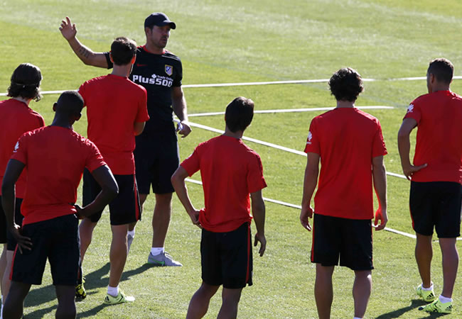 El DT argentino del Atlético de Madrid, Diego Pablo Simeone (c), da instrucciones a sus jugadores durante el entrenamiento. Foto: EFE