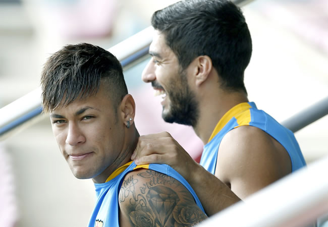 Neymar Junior (i) y Luis Suárez (d), durante el entrenamiento de la plantilla azulgrana en la Ciudad Deportiva Joan Gamper. Foto: EFE