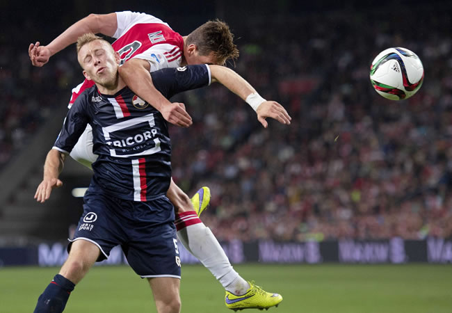 Ajax Amsterdam player Arek Milik (top) fights for the ball with Willem II Tilburg player Dico Koppers during the league match Ajax-Willem II in Amsterdam. Foto: EFE