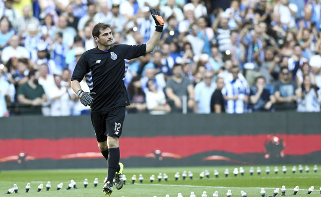 FC Porto's new player Spanish Iker Casillas greets fans during FC Porto. Foto: EFE