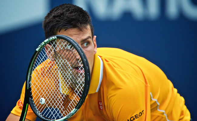 Serbian Novak Djokovic keeps an eye on the ball against France's Jeremy Chardy during their men's semi-final singles match at the Rogers Cup Open ATP tennis tournament in Montreal. Foto: EFE