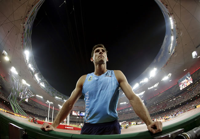 El argentino Germán Chiaraviglio tras uno de sus saltos con pértiga de la ronda clasificatoria, en la primera jornada de los Campeonatos Mundiales de Atletismo. Foto: EFE