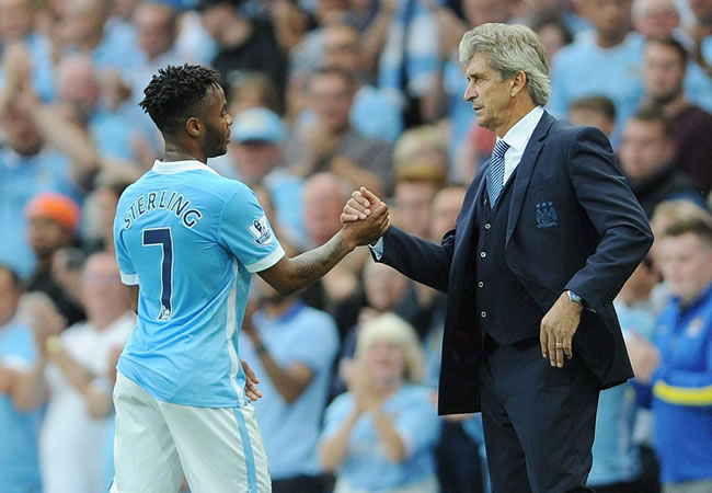 Manchester City's Raheem Sterling (L) and Manchester City manager Manuel Pellegrini (R) react during the English Premier League. Foto: EFE
