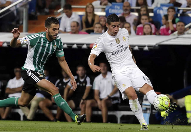 El centrocampista colombiano del Real Madrid James Rodríguez (d) se escapa del jugador del Betis. Foto: EFE