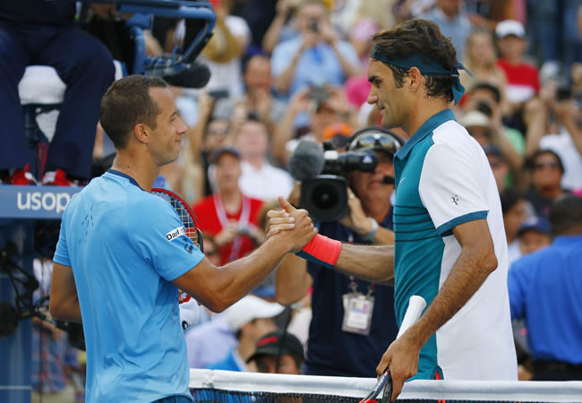 Roger Federer of Switzerland (R) and Philipp Kohlschreiber of Germany at the net after their match on the sixth day of the 2015 US Open Tennis. Foto: EFE