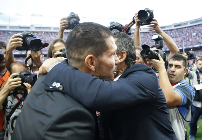 El DT argentino del Atlético de Madrid, Diego Pablo Simeone (i), saluda al entrenador del FC Barcelona, Luis Enrique. Foto: EFE