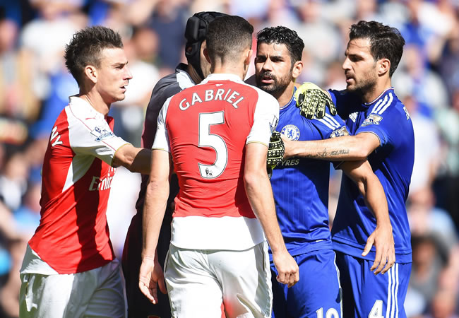 Chelsea's Diego Costa (2-R) has an altercation with Gabriel Paulista (C) resulting in Gabriel being sent off during the English Premier League soccer match between Chelsea FC and Arsenal FC. Foto: EFE